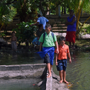 I landsbyen Moata'a når tidevannet stadig lenger inn over markene, og barnas skolevei står under vann. Foto: Sven Gj. Gjeruldsen, Det kongelige hoff